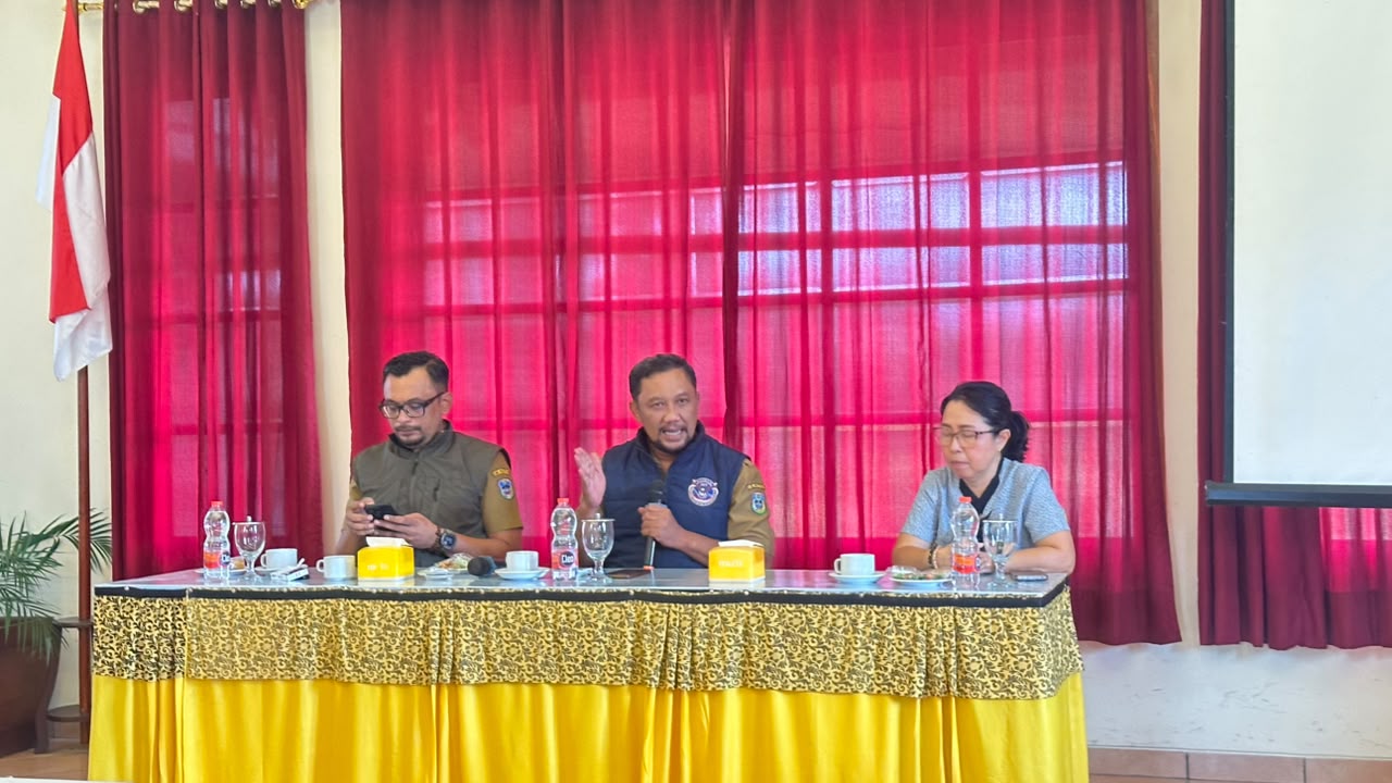 Kepala Disparbudpora Pacitan Munirul Ichwan memaparkan capaian PAD di depan asosiasi pariwisata.