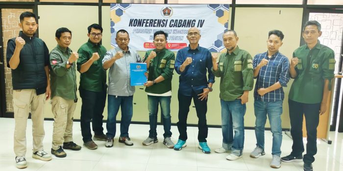Edwin Aji dilantik menjadi Ketua PWI Pacitan oleh Ketua PWI Jatim Lufil Hakim di Surabaya.