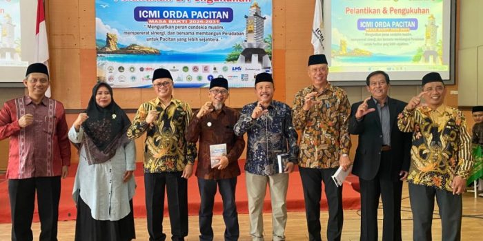 Ketua ICMI Jatim Pitono Nugroho berfoto bersama Ketua Umum ICMI Pacitan Subiyanto Munir, Dewan Penasihat Wasi Prayitno, dan Dewan Pakar Joko Triyono di Gedung Karya Dharma.
