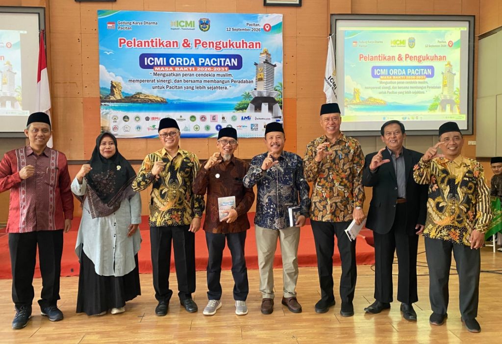 Pelantikan Pengurus ICMI Orda Pacitan 2026-2031 Ketua ICMI Jatim Pitono Nugroho berfoto bersama Ketua Umum ICMI Pacitan Subiyanto Munir, Dewan Penasihat Wasi Prayitno, dan Dewan Pakar Joko Triyono di Gedung Karya Dharma.