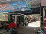 Wisatawan menerima snack lokal gratis di destinasi wisata Pacitan dalam perayaan Hari Pariwisata Dunia 2026.