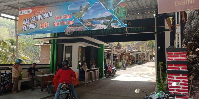 Wisatawan menerima snack lokal gratis di destinasi wisata Pacitan dalam perayaan Hari Pariwisata Dunia 2026.