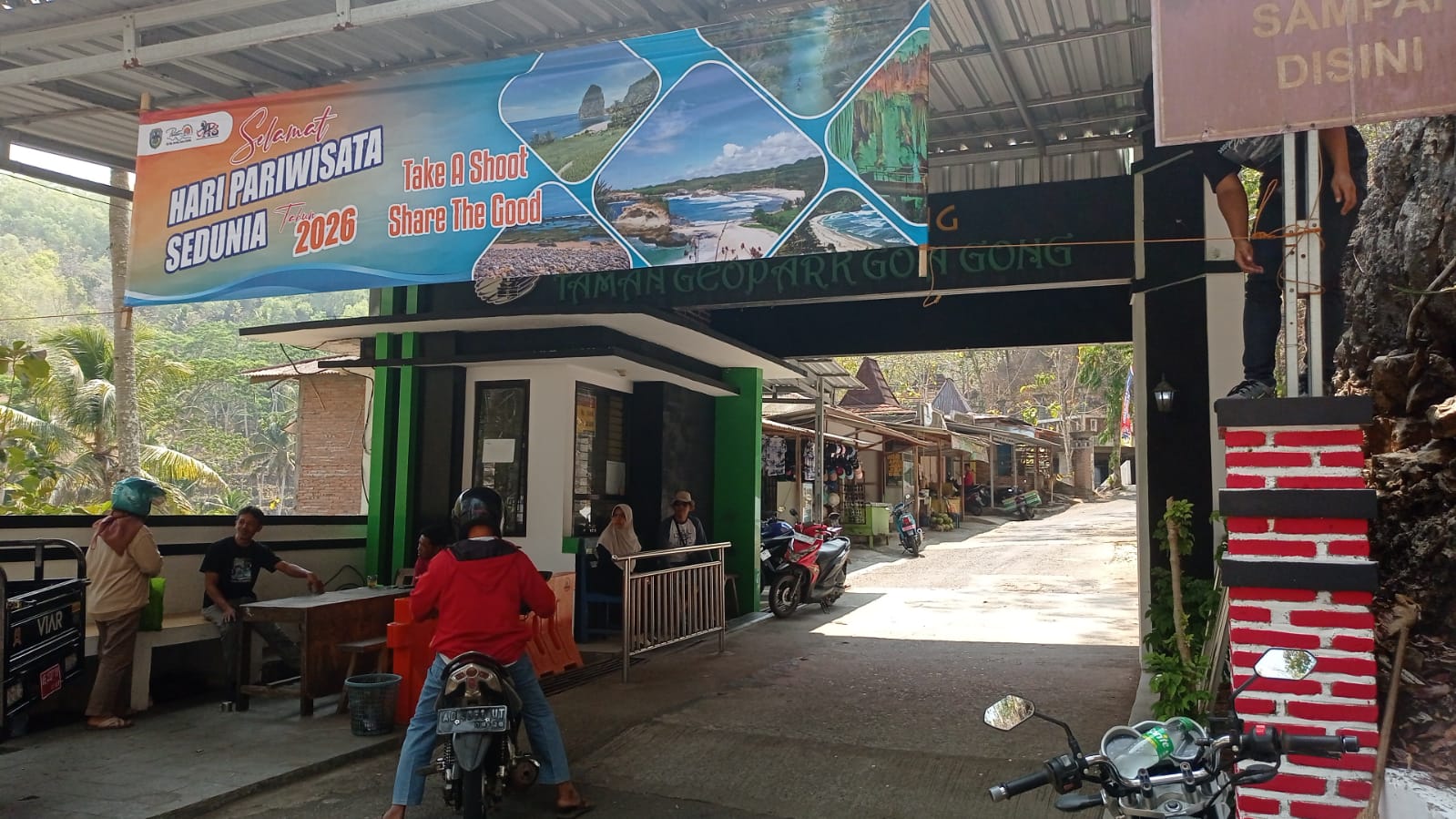 Pembagian Snack Gratis di Destinasi Wisata Pacitan Wisatawan menerima snack lokal gratis di destinasi wisata Pacitan dalam perayaan Hari Pariwisata Dunia 2026.