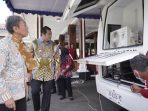 Konjen Jepang Surabaya Takonai Susumu menyerahkan mobil Unit Donor Darah kepada Ketua PMI Pacitan disaksikan Wabup Gagarin Sumrambah.