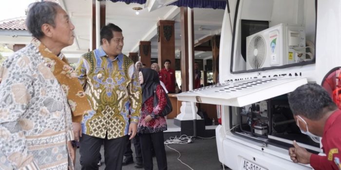 Konjen Jepang Surabaya Takonai Susumu menyerahkan mobil Unit Donor Darah kepada Ketua PMI Pacitan disaksikan Wabup Gagarin Sumrambah.