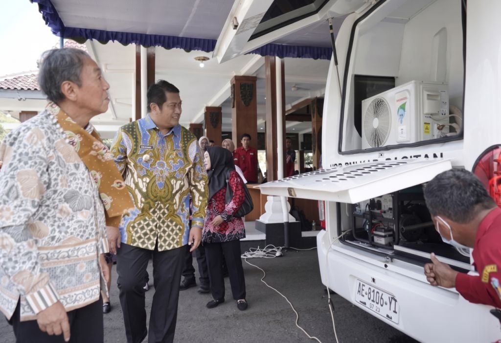 Konjen Jepang Surabaya Takonai Susumu menyerahkan mobil Unit Donor Darah kepada Ketua PMI Pacitan disaksikan Wabup Gagarin Sumrambah.