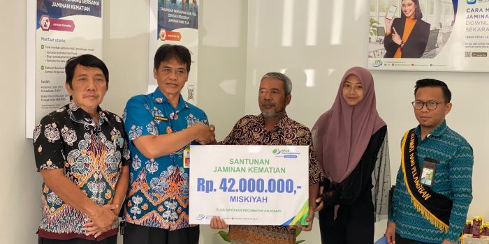 Penyerahan santunan JKM BPJS Ketenagakerjaan Pacitan di Harpelnas 2026.
