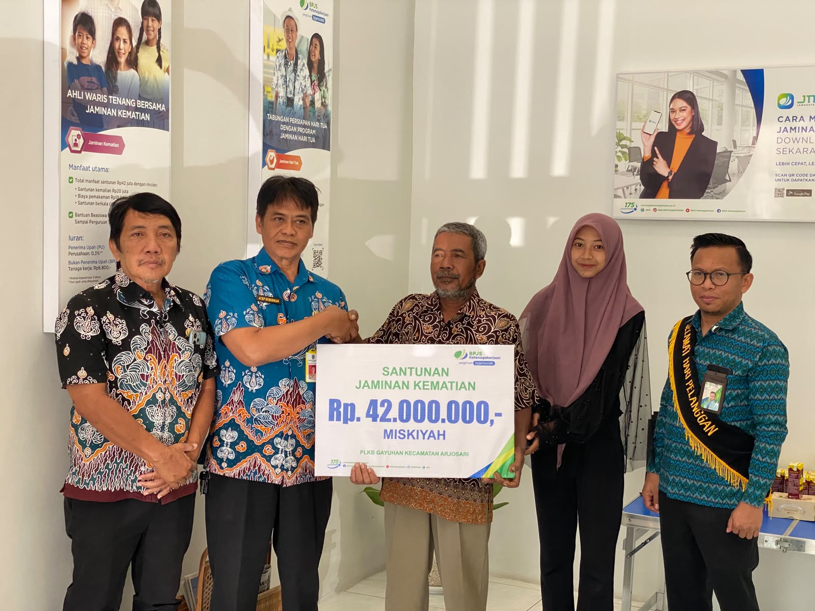 Penyerahan Santunan JKM BPJS Ketenagakerjaan Pacitan Penyerahan santunan JKM BPJS Ketenagakerjaan Pacitan di Harpelnas 2026.