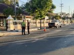 Dua sepeda motor yang terlibat kecelakaan di depan Kantor Dinas Sosial Pacitan, mengakibatkan tiga orang terluka.