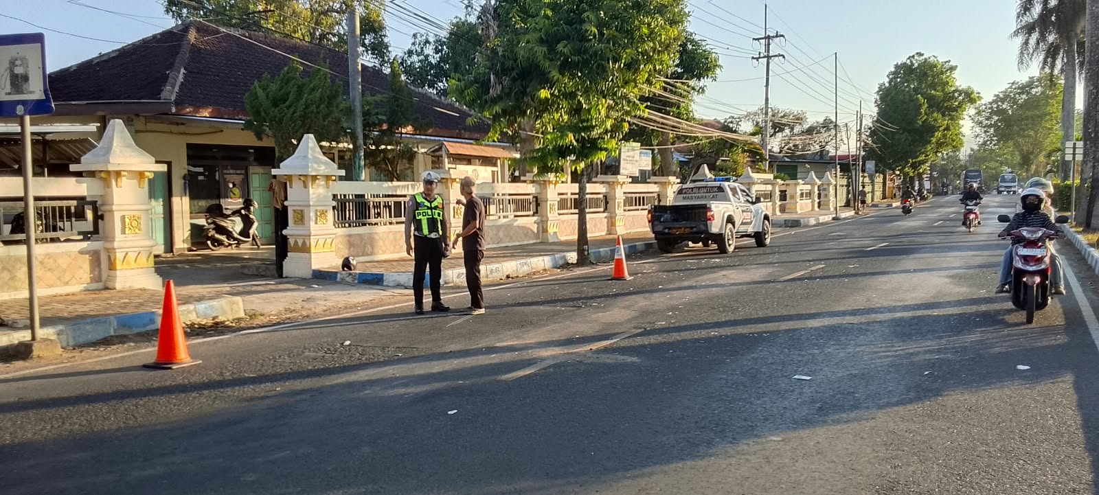 Polisi Melakukan Olah Tempat Kejadian Perkara (TKP) untuk Mengumpulkan Bukti Dua sepeda motor yang terlibat kecelakaan di depan Kantor Dinas Sosial Pacitan, mengakibatkan tiga orang terluka.