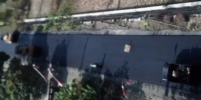 Dua alat berat meratakan aspal hotmix baru di ruas jalan Mentoro-Arjosari Pacitan yang progres pembangunannya melampaui target.