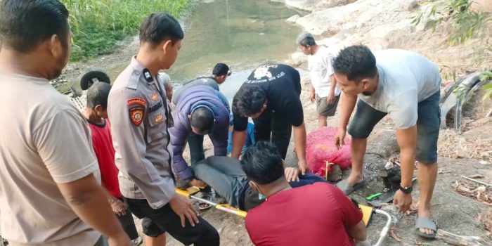 Tim gabungan Polisi dan warga mengevakuasi korban kecelakaan pikap yang terjun ke Sungai Grindulu, Pacitan, pada dini hari.