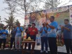 General Manager Parai Beach Resort Teleng Ria, Suyitno, melakukan pemotongan pita menandai pembukaan resmi rangkaian peringatan HUT ke-18 resor, di hadapan tamu undangan dan jajaran staf di panggung utama.