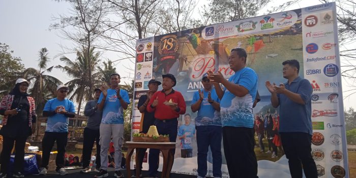 General Manager Parai Beach Resort Teleng Ria, Suyitno, melakukan pemotongan pita menandai pembukaan resmi rangkaian peringatan HUT ke-18 resor, di hadapan tamu undangan dan jajaran staf di panggung utama.