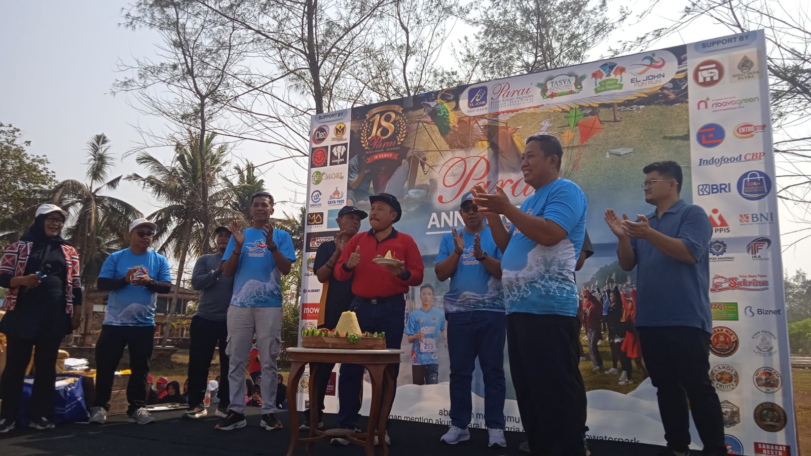 General Manager Parai Beach Resort Teleng Ria, Suyitno, melakukan pemotongan pita menandai pembukaan resmi rangkaian peringatan HUT ke-18 resor, di hadapan tamu undangan dan jajaran staf di panggung utama.