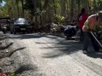 Pekerja sedang melakukan pengerasan jalan dan pengecoran bahu jalan di ruas Sukoharjo-Buyutan, akses utama menuju Pantai Buyutan, Pacitan. (Foto: Dok. PUPR Pacitan)