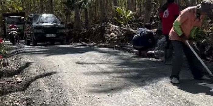 Pekerja sedang melakukan pengerasan jalan dan pengecoran bahu jalan di ruas Sukoharjo-Buyutan, akses utama menuju Pantai Buyutan, Pacitan. (Foto: Dok. PUPR Pacitan)