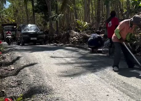 Pekerja sedang melakukan pengerasan jalan dan pengecoran bahu jalan di ruas Sukoharjo-Buyutan, akses utama menuju Pantai Buyutan, Pacitan. (Foto: Dok. PUPR Pacitan)