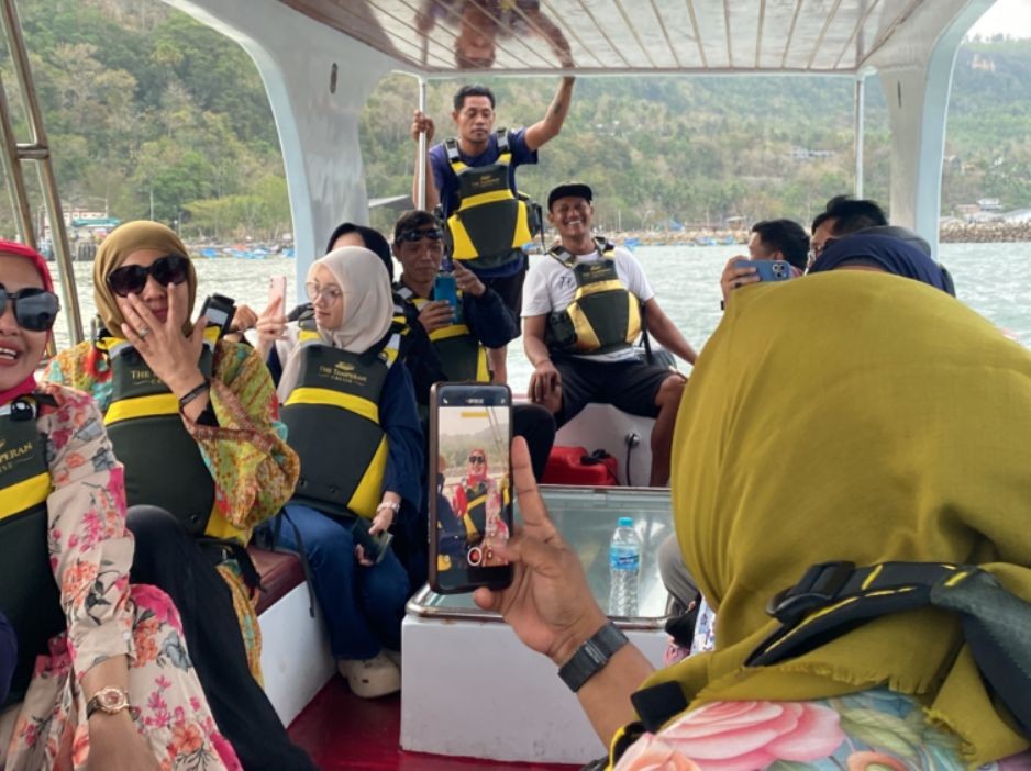 Wisatawan menaiki kapal wisata The Tamperan Cruise dengan fasilitas keselamatan lengkap saat membelah ombak Teluk Pacitan.