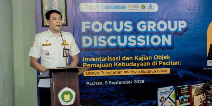 Staf Ahli Bupati Pacitan Djoko Putro Utomo memberikan sambutan pada FGD pemajuan kebudayaan di STKIP PGRI Pacitan.