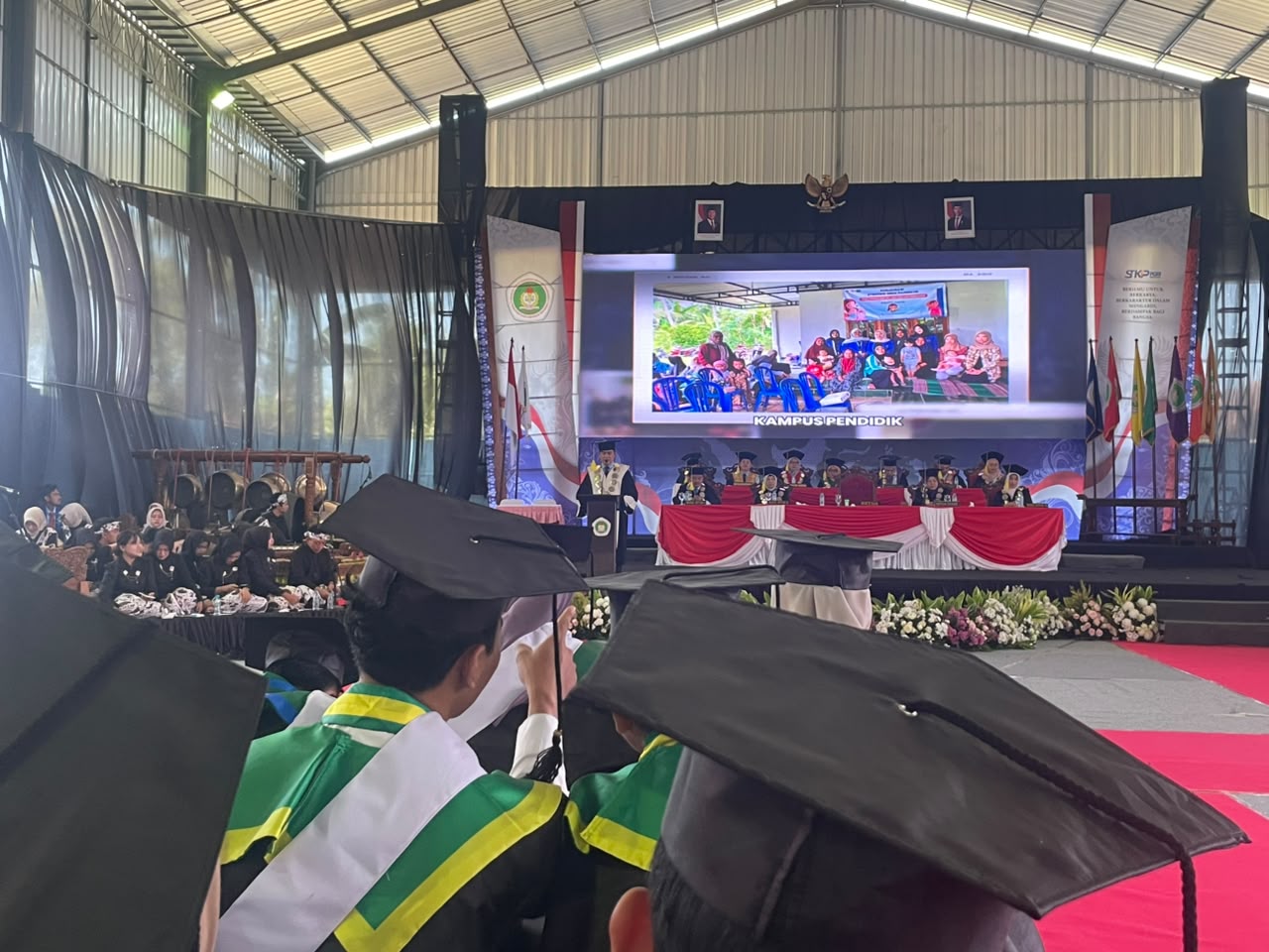 Ketua STKIP PGRI Pacitan Bakti Sutopo saat memberikan sambutan wisuda