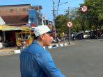 Ridwan Hanif berjalan menyusuri trotoar Alun-Alun Pacitan yang asri, sepi, dan bersih dari sampah di akhir pekan.