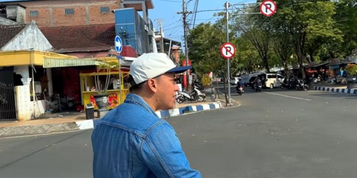 Ridwan Hanif berjalan menyusuri trotoar Alun-Alun Pacitan yang asri, sepi, dan bersih dari sampah di akhir pekan.