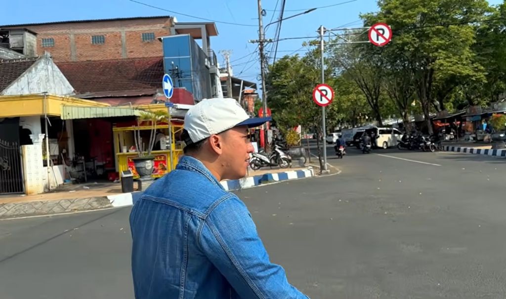 Ridwan Hanif berjalan menyusuri trotoar Alun-Alun Pacitan yang asri, sepi, dan bersih dari sampah di akhir pekan.