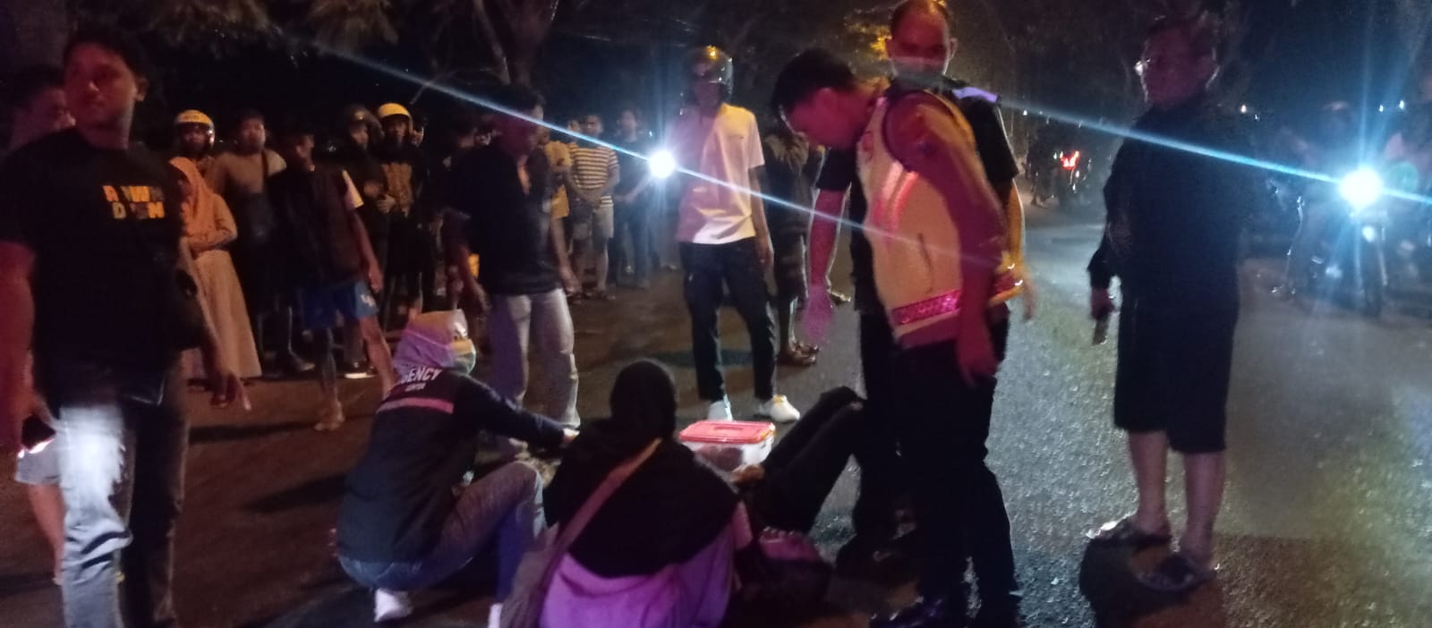 Tabrakan Adu Banteng Motor di Jalur Pacitan-Trenggalek Kondisi sepeda motor ringsek pasca kecelakaan lalu lintas di Jalan Raya Pacitan-Trenggalek, Desa Sirnoboyo.