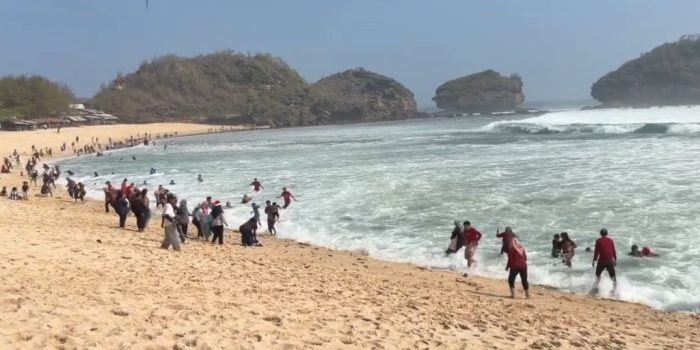 Wisatawan lari berhamburan saat gelombang tinggi tiba-tiba menerjang bibir Pantai Watukarung di Kabupaten Pacitan.