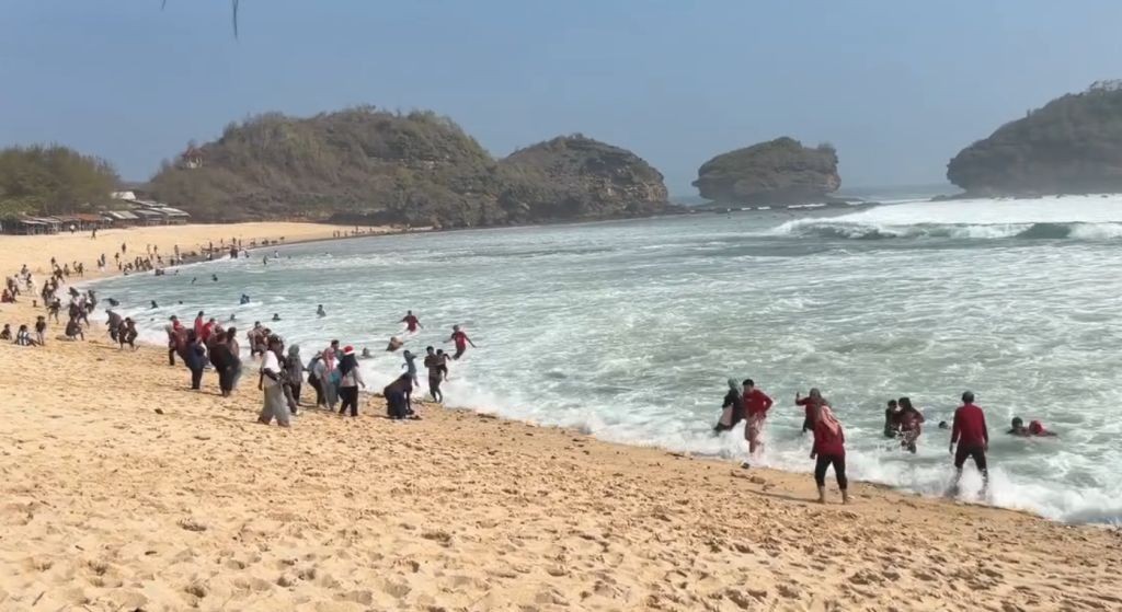 Viral Gelombang Tinggi Gulung Pantai Watukarung Pacitan Wisatawan lari berhamburan saat gelombang tinggi tiba-tiba menerjang bibir Pantai Watukarung di Kabupaten Pacitan.