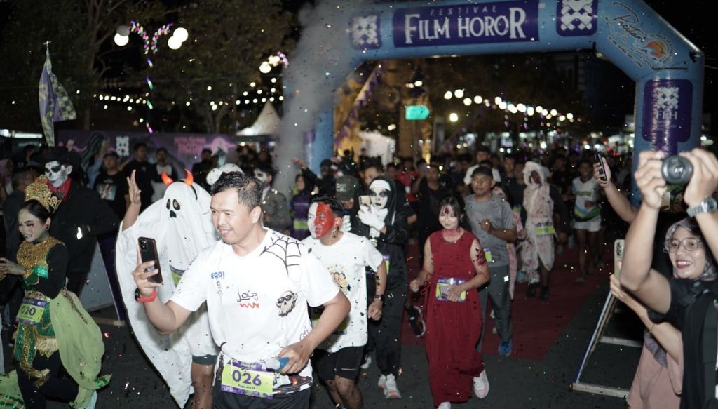 Peserta berkostum pocong dan kuntilanak mengikuti lari 5 km di Festival Film Horor 2026 Pacitan