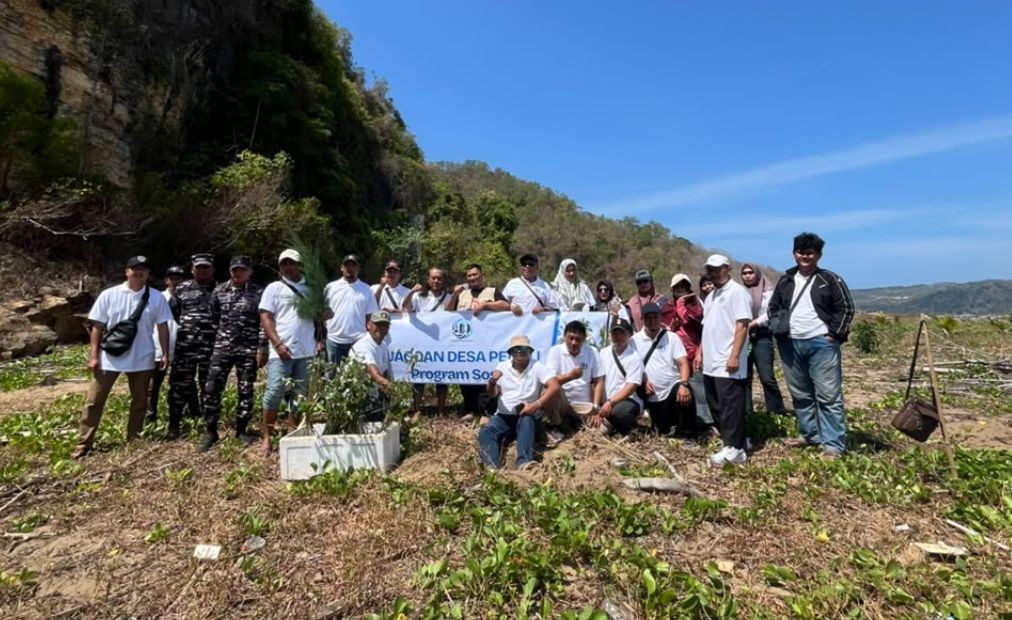 Aksi Penanaman Mangrove Jagoan Desa se-Jawa Timur di Watu Mejo Pacitan Peserta Konsolidasi Jagoan Desa se-Jawa Timur menanam bibit mangrove di kawasan pesisir Watu Mejo, Desa Kembang, Kabupaten Pacitan.