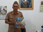 Amat Taufan Tunjukkan Buku Sejarah Penulis Pacitan Kepala Dinas Perpustakaan dan Kearsipan Pacitan Amat Taufan memperlihatkan buku sejarah karya penulis lokal.