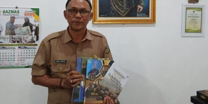 Kepala Dinas Perpustakaan dan Kearsipan Pacitan Amat Taufan memperlihatkan buku sejarah karya penulis lokal.