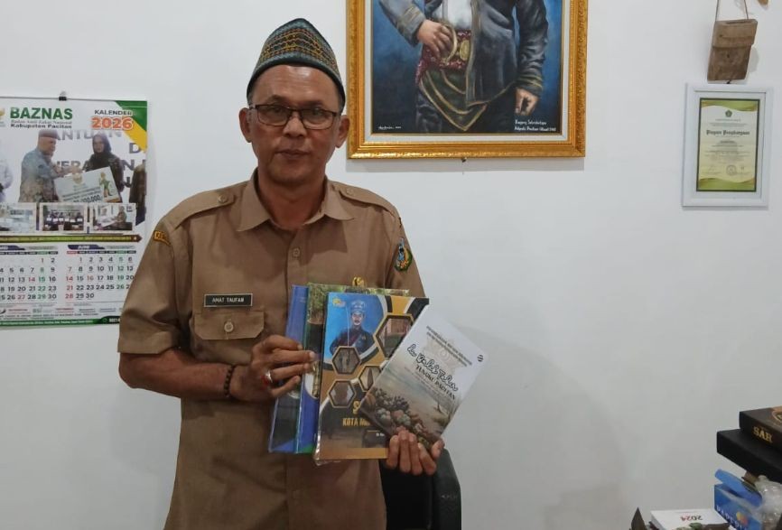 Kepala Dinas Perpustakaan dan Kearsipan Pacitan Amat Taufan memperlihatkan buku sejarah karya penulis lokal.