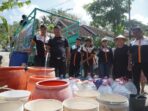 Warga Dusun Bedali Desa Gedompol Kecamatan Donorojo Kabupaten Pacitan mengantre bantuan air bersih dari komunitas Anak Rantau Pacitan (ARPAC) untuk mengatasi krisis air bersih.