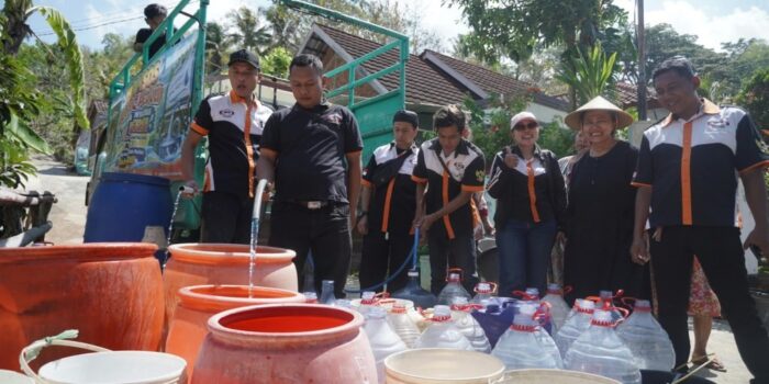 Warga Dusun Bedali Desa Gedompol Kecamatan Donorojo Kabupaten Pacitan mengantre bantuan air bersih dari komunitas Anak Rantau Pacitan (ARPAC) untuk mengatasi krisis air bersih.