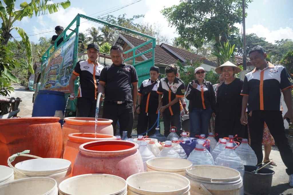 Warga Dusun Bedali Desa Gedompol Kecamatan Donorojo Kabupaten Pacitan mengantre bantuan air bersih dari komunitas Anak Rantau Pacitan (ARPAC) untuk mengatasi krisis air bersih.