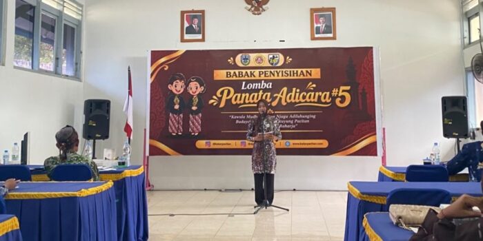 Peserta mengikuti babak penyisihan Lomba Panata Adicara ke-5 yang digelar Karang Taruna dan KNPI di Aula Dinas Sosial Kabupaten Pacitan.