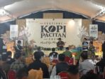 Barista sedang meracik kopi dalam kompetisi di Festival Kopi Pacitan 2026