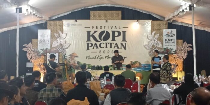Barista sedang meracik kopi dalam kompetisi di Festival Kopi Pacitan 2026