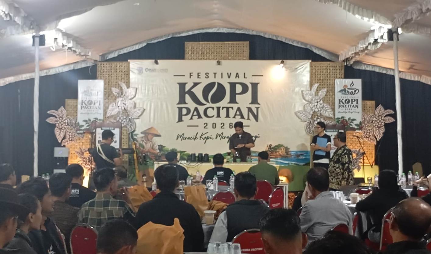 Barista sedang meracik kopi dalam kompetisi di Festival Kopi Pacitan 2026