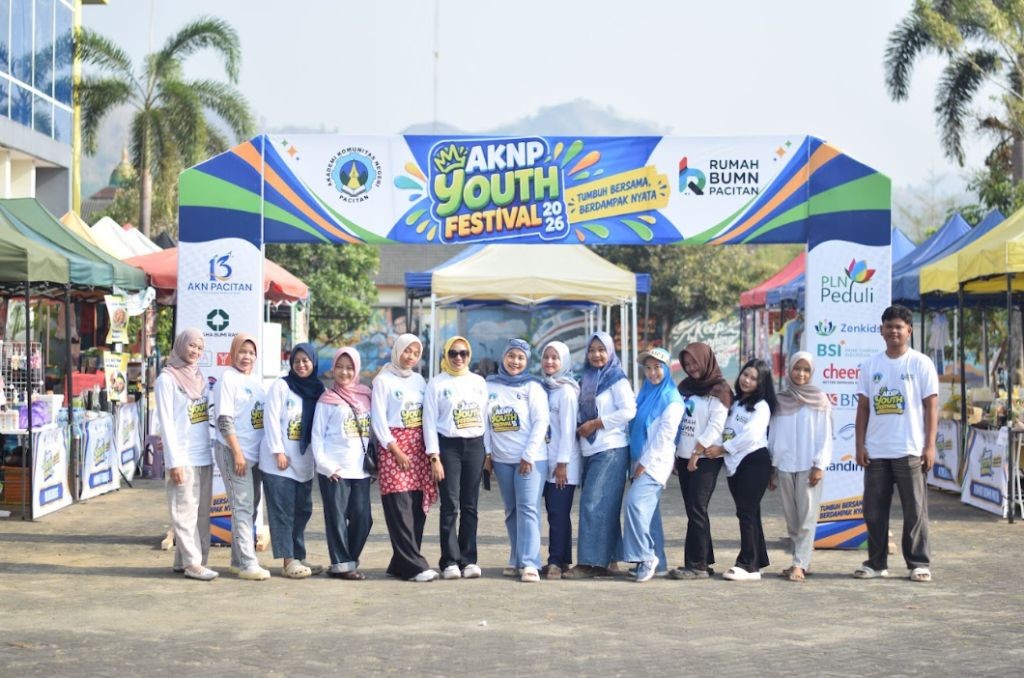 Suasana bazar 25 UMKM binaan Rumah BUMN Pacitan dalam acara AKNP Youth Festival 2026 pada peringatan Dies Natalis ke-13 AKN Pacitan.