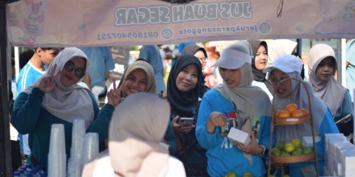 Bazar UMKM Rumah BUMN Pacitan di AKNP Youth Festival 2026 Suasana bazar 25 UMKM binaan Rumah BUMN Pacitan dalam acara AKNP Youth Festival 2026 pada peringatan Dies Natalis ke-13 AKN Pacitan.