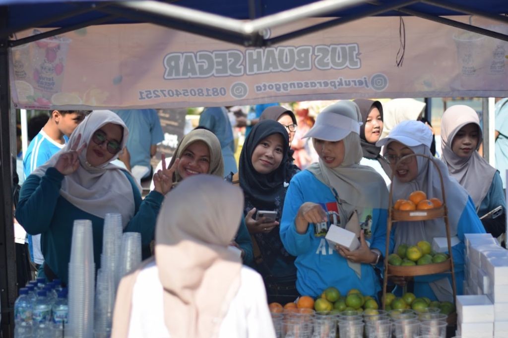 Suasana bazar 25 UMKM binaan Rumah BUMN Pacitan dalam acara AKNP Youth Festival 2026 pada peringatan Dies Natalis ke-13 AKN Pacitan.