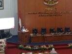 Bupati Pacitan Indrata Nur Bayu Aji menyampaikan jawaban eksekutif atas pandangan umum fraksi DPRD terkait Raperda APBD Pacitan 2027 dalam rapat paripurna.