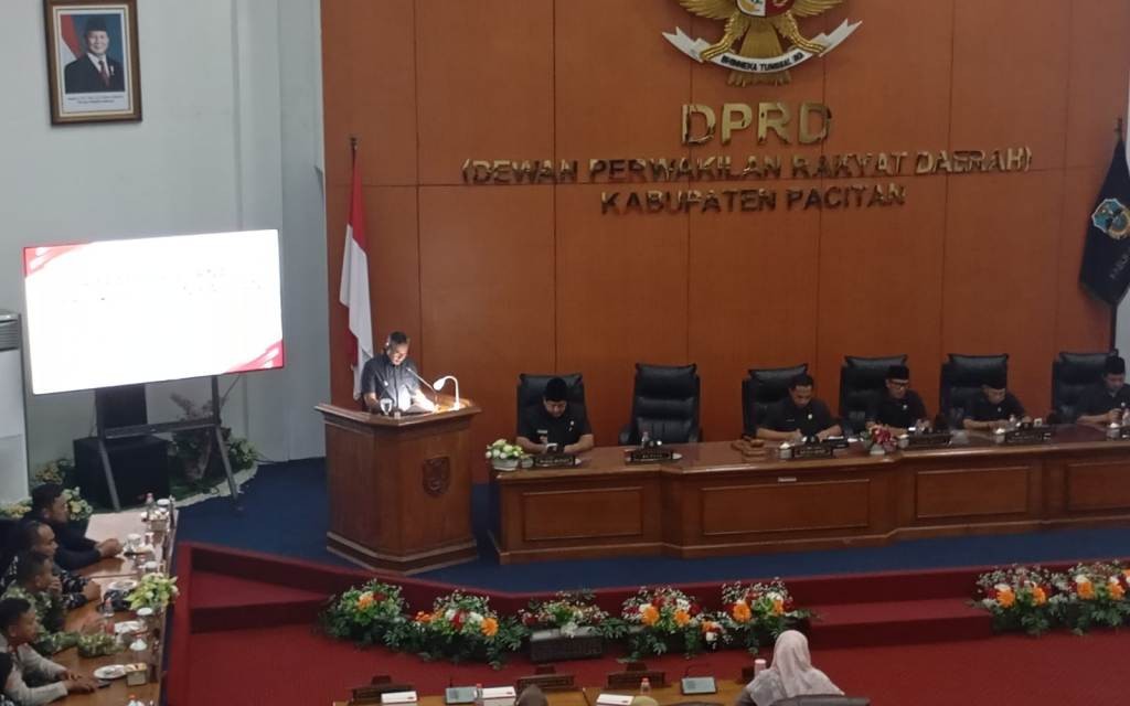 Bupati Pacitan Indrata Nur Bayu Aji menyampaikan jawaban eksekutif atas pandangan umum fraksi DPRD terkait Raperda APBD Pacitan 2027 dalam rapat paripurna.