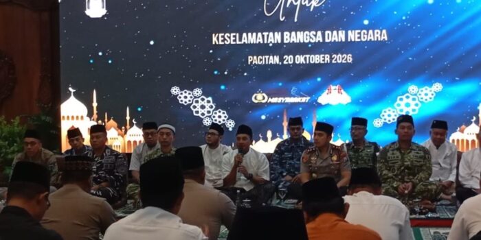 Bupati Pacitan Indrata Nur Bayu Aji memberikan sambutan pada acara Doa Bersama untuk Keselamatan Bangsa dan Negara di Pendopo Kabupaten Pacitan, Selasa (20/10/2026) malam.