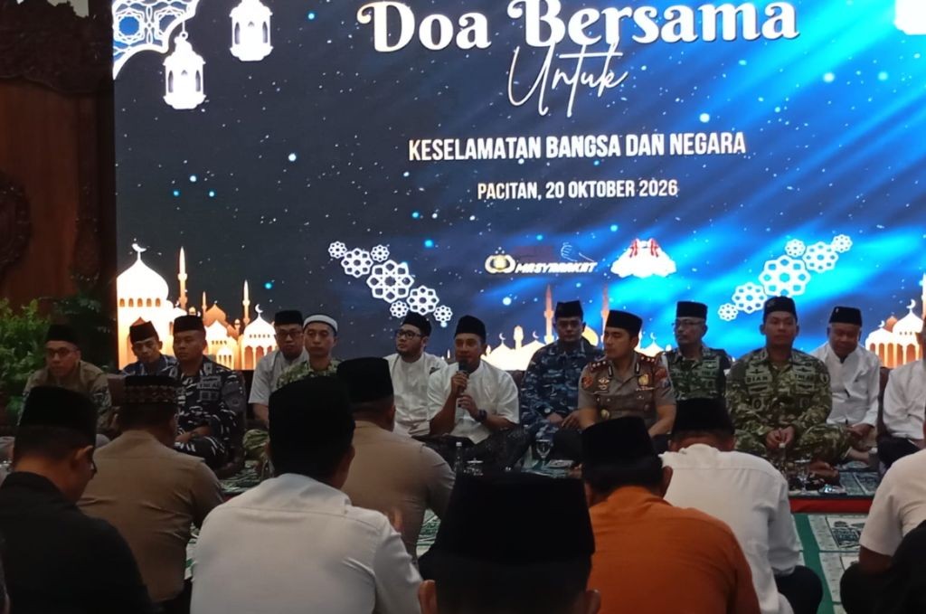 Bupati Pacitan Indrata Nur Bayu Aji dalam Doa Bersama di Pendopo Kabupaten Pacitan Bupati Pacitan Indrata Nur Bayu Aji memberikan sambutan pada acara Doa Bersama untuk Keselamatan Bangsa dan Negara di Pendopo Kabupaten Pacitan, Selasa (20/10/2026) malam.